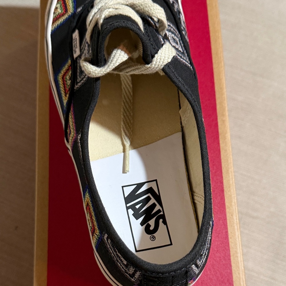Vans Men's Black Sneakers with Multicolor Pattern - Picture 4 of 8